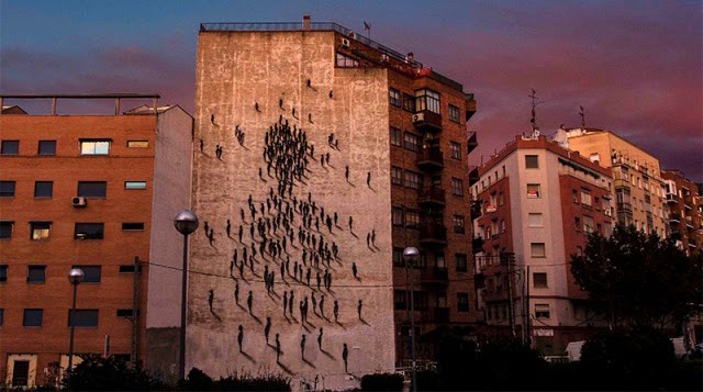 Onduladas figuras se reúnen en un edificio en España