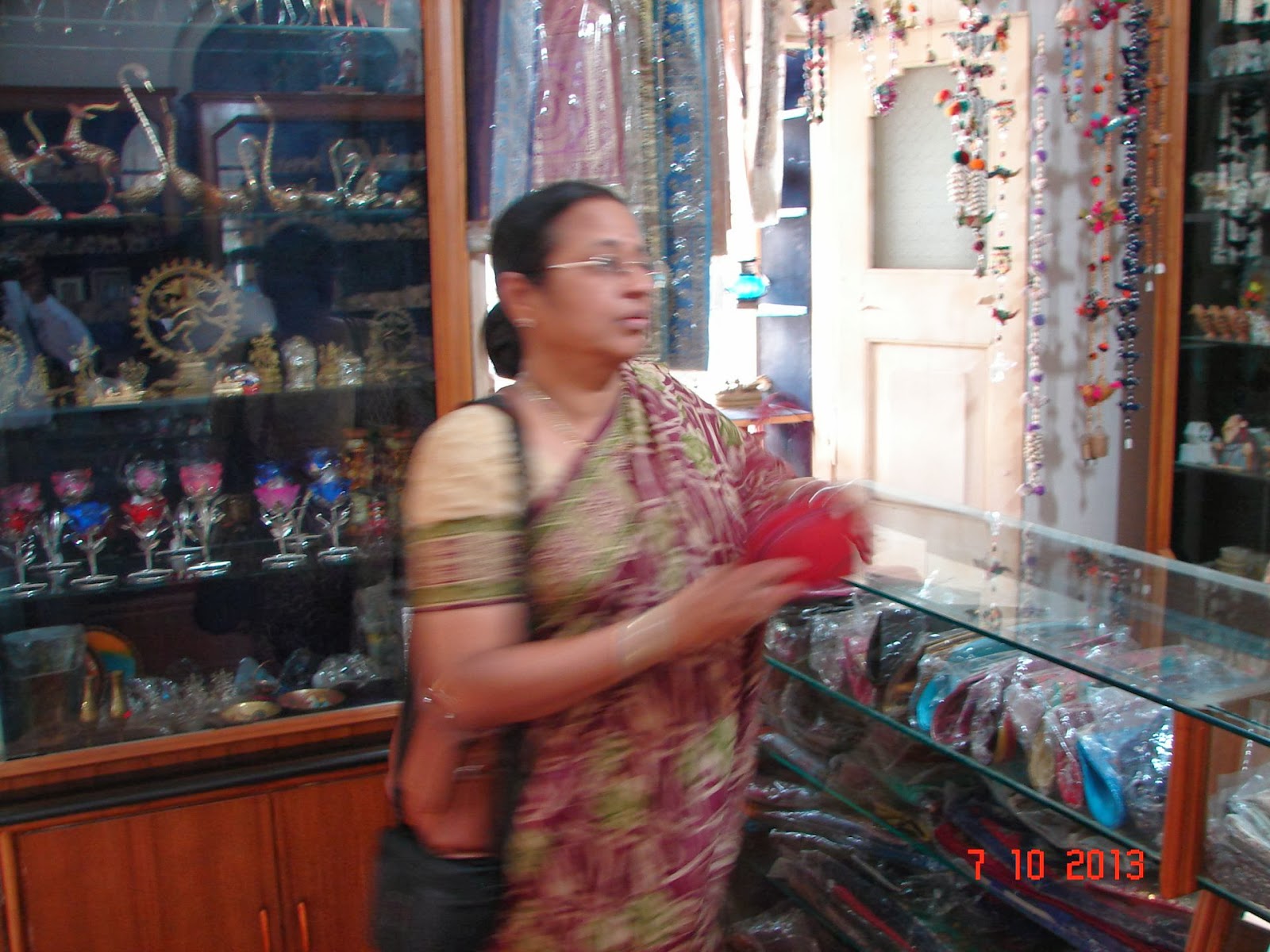 Raghu's column! A glimpse of souvenir shopping in Hyderabad.