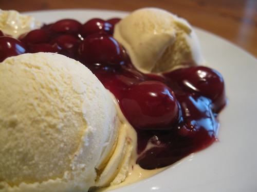 WaWü Kulinarische Quälereien: Vanille-Eis mit heißen Kirschen