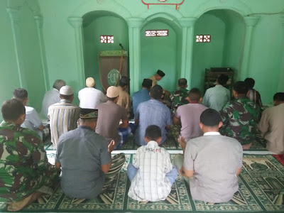 SATGAS TMMD SHOLAT JUM’AT BERSAMA WARGA