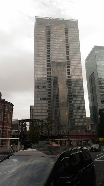Pourquoi les ascenseurs de ce bâtiment ne vont pas jusqu'en haut ?