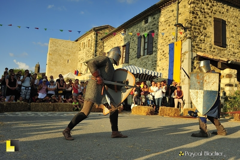 combat à l'épée saint vincent de barres médiévale 2016 photo Pascal Blachier