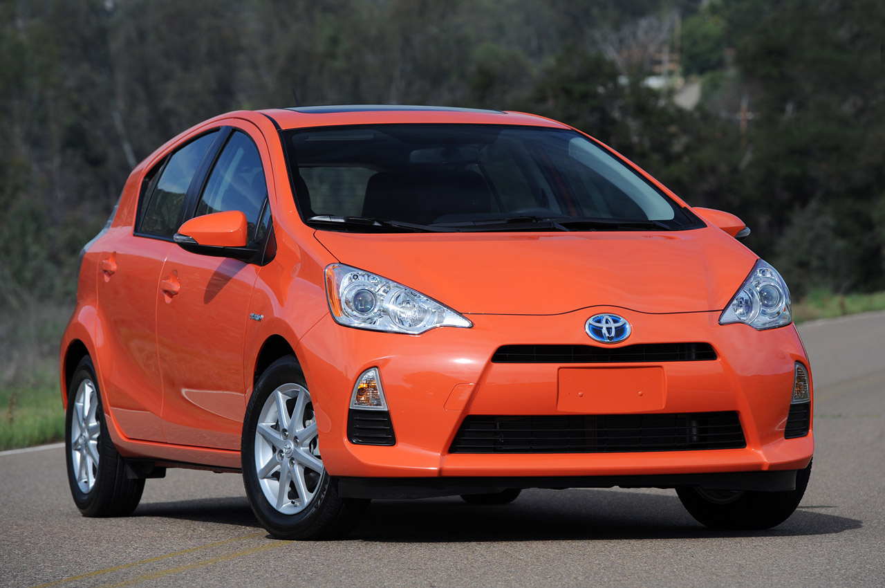 Экономичные авто. Toyota Prius c. Prius c 2012. Приус Тойота оранжевый. Машины малолитражки Тойота гибрид.