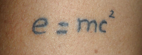Tatuagem da famosa equação de Albert Einstein no corpo de uma pessoa