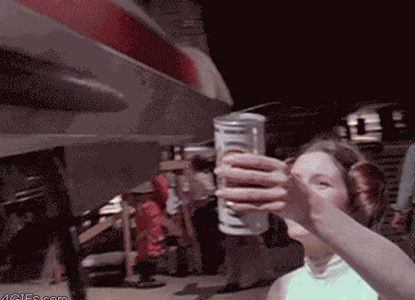 60 Iconic Behind-The-Scenes Pictures Of Actors That Underline The Difference Between Movies And Reality - Princess Leia gives her co-actor Luke a refreshing beer in Star Wars.