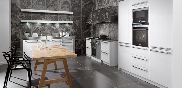 cocina-blanca-con-pared-gris
