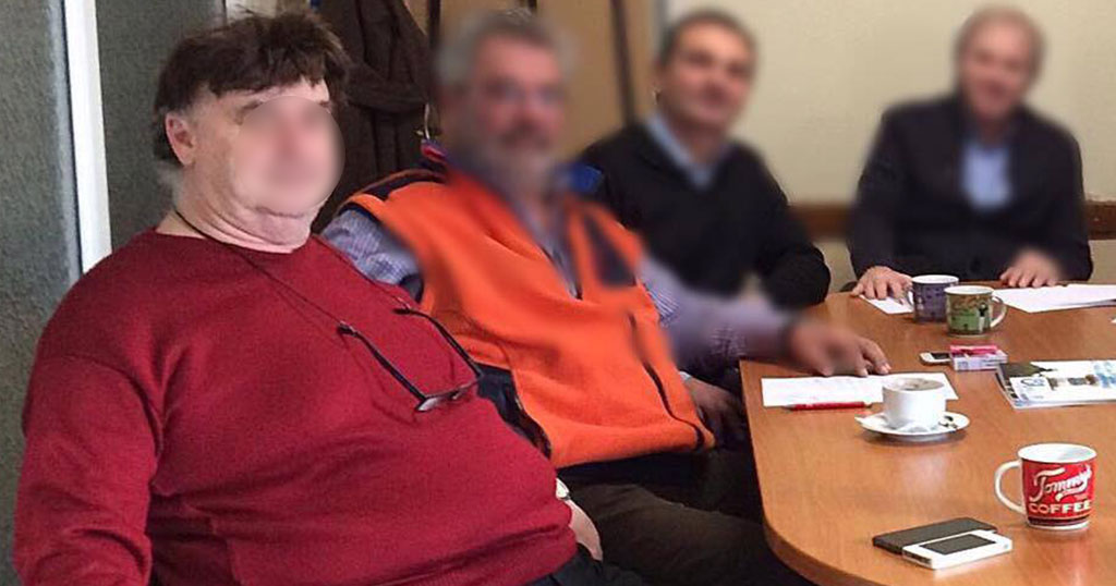Να γίνει αποκλεισμός από όλες τις σχόλες στα κακομαθημένα που πλήρωσαν αυτόν τον «καθηγητή» για να πάρουν πτυχίο Να γίνει αποκλεισμός από όλες τις σχόλες στα κακομαθημένα που πλήρωσαν αυτόν τον «καθηγητή» για να πάρουν πτυχίο