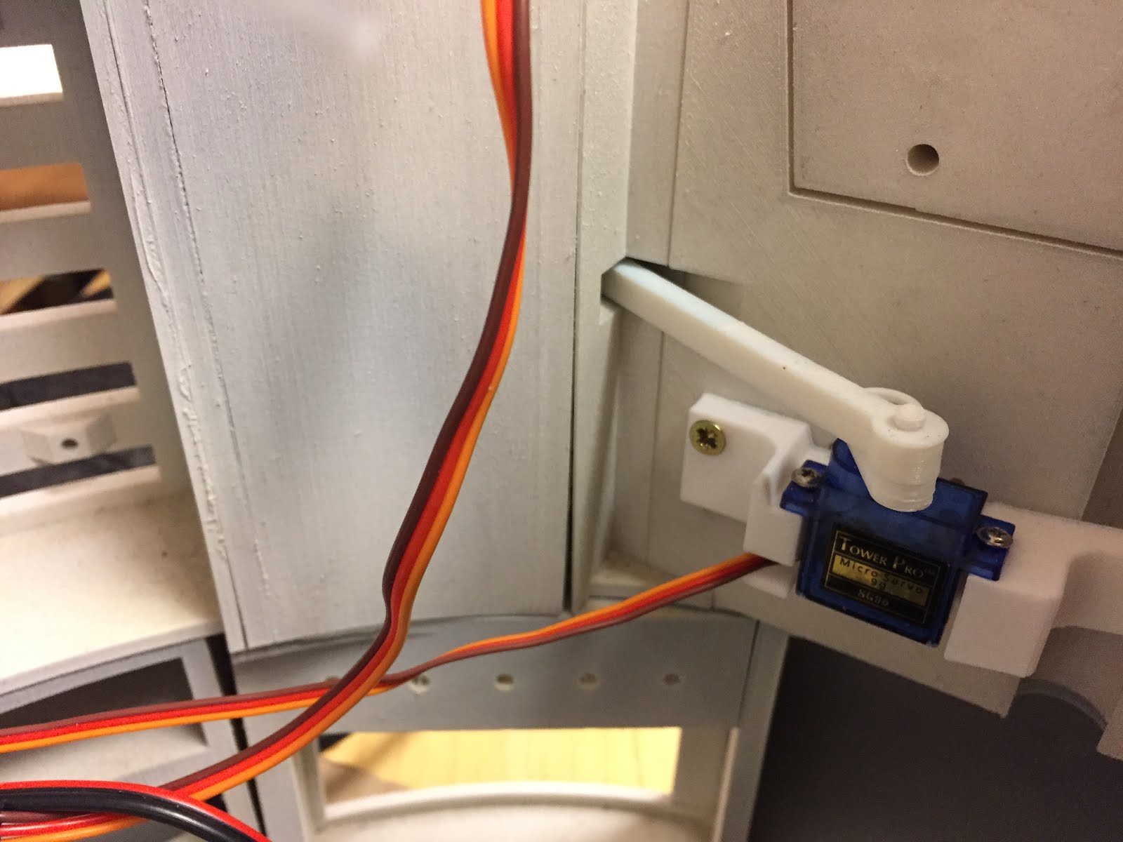 R2D2 doors and servos