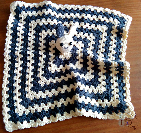 Mantita-de-apego-desplegada-conejito-Ideadoamano