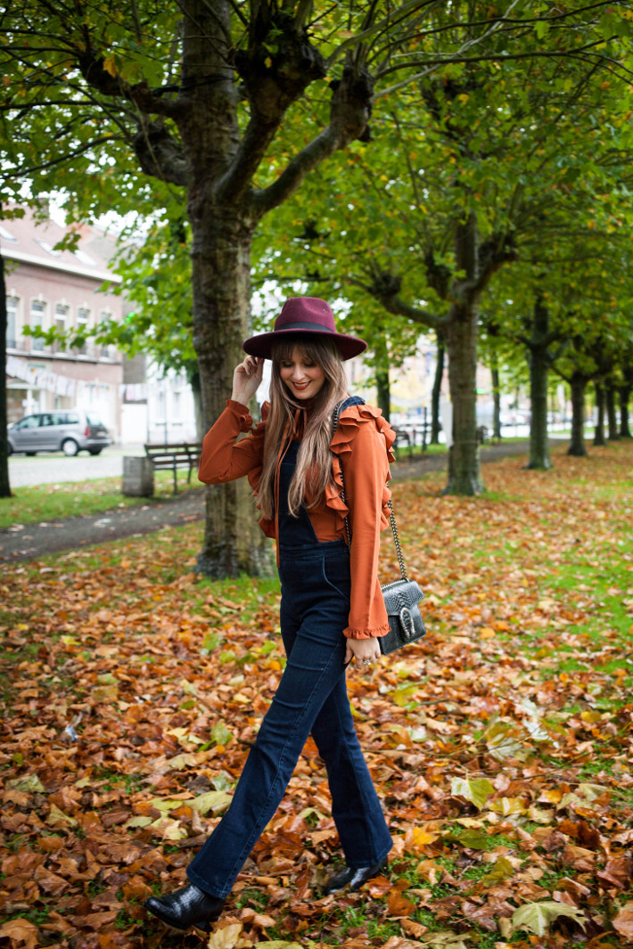 Outfit: autumnal in ruffles, dungarees and wide brim hat