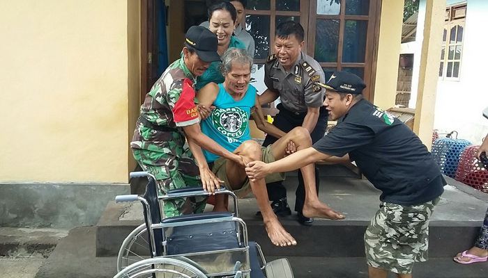 KRJ Salurkan Bantuan Kursi Roda untuk Tukang Ojek Lumpuh