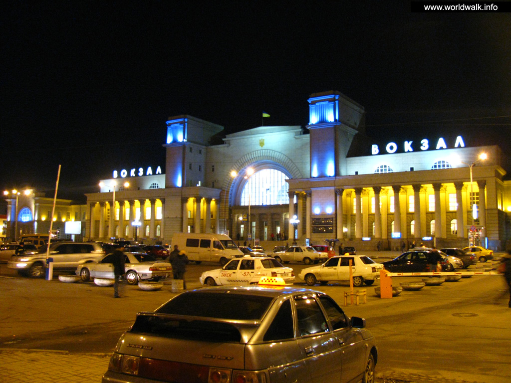 Вокзал днепропетровск. Днепровский вокзал. ЖД вокзал Днепропетровск фото. Днепропетровск вокзал авто.