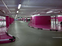 Dåligt med cykelställ så fick ställa mig på bilparkeringen. Rosa färg Dåligt med cykelställ så fick ställa mig på bilparkeringen. Rosa färg