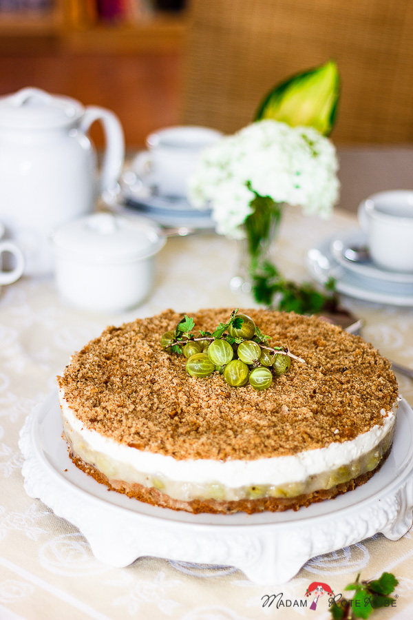 STACHELBEER-DINKELVOLLKORN-TORTE MIT HASELNUSSKRÜMEL