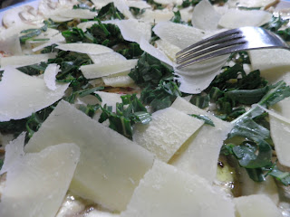 insalata di funghi, rucola e parmigiano