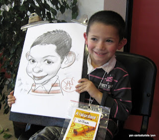 Caricature d'un enfant qui repart avec son dessin