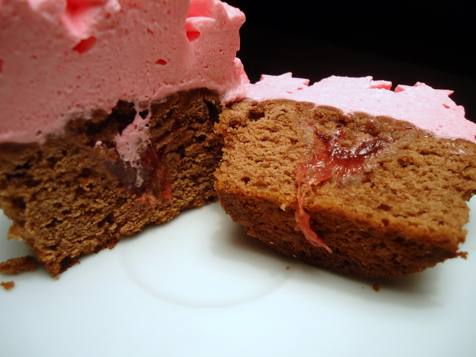 galletanas Cupcakes de fresa y chocolate con frosting de nata