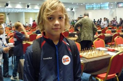 Un jeune concurrent norvégien fan de Magnus Carlsen, son compatriote champion du monde d'échecs en titre - Photo © Chessdom 