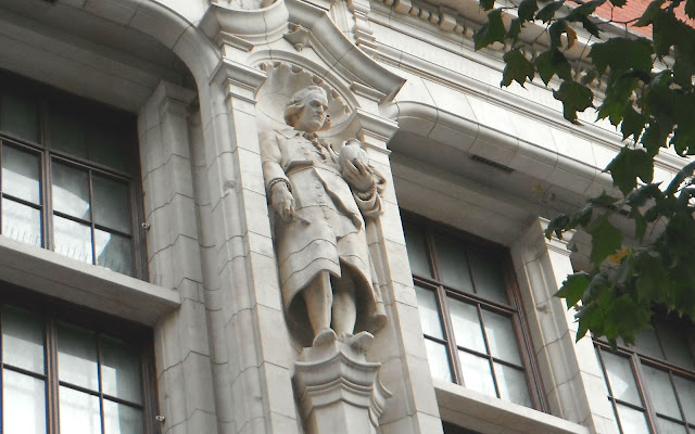 Josiah Wedgwood statue at the Victoria & Albert Museum