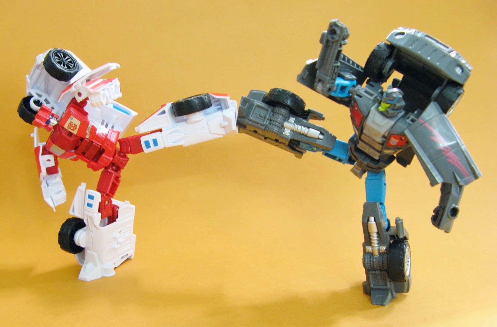 Transformers Generations Combiner Wars Deluxe class FIRST AID IDW 變形金剛 ...