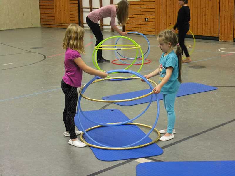 Dino&rsquo;s magische Welt: Zirkus Turnini - Warming Up mit Hula Hoop