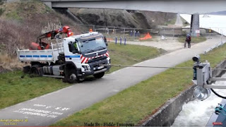 Πλοίο ξεκολλάει φορτηγό! 