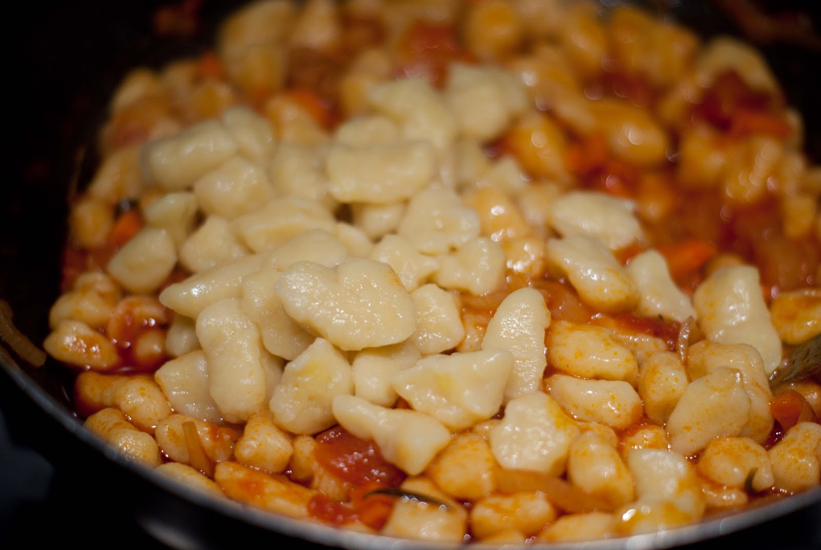 Клецки с соусом