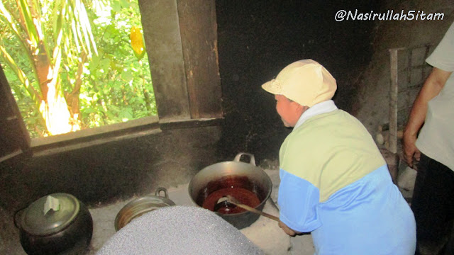 Seorang ibu sedang membuat Gula Merah/Gula Jawa