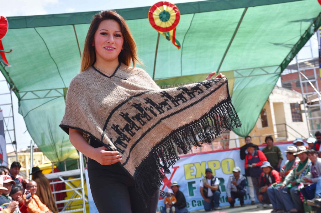 La moda coronó la feria de productos camélidos desarrollada en la ciudad de El Alto