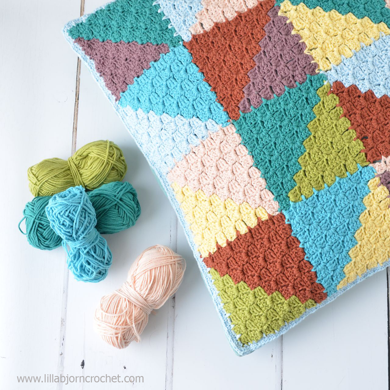 C2C Pastel Triangles pillow - join as you go - tutorial by www.lillabjorncrochet.com