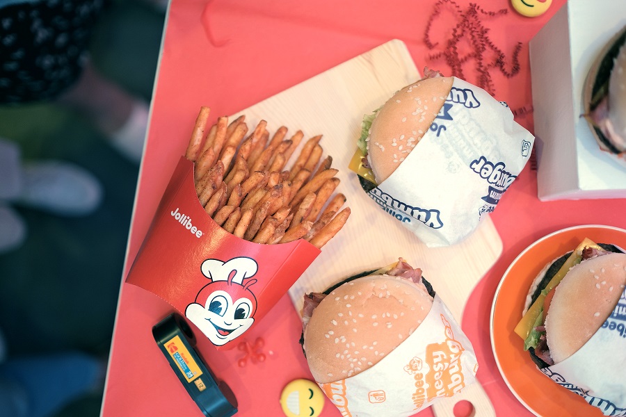 Get first dibs on Jollibee’s new Bacon Cheesy Yumburger and Crispy