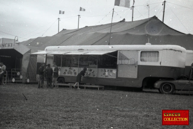 le camion semi remorque abritant le confiserie et le bar du Cirque Francki 