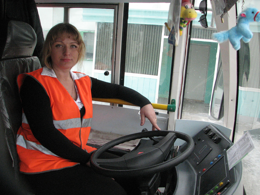 Женщина водитель трамвая. Водитель троллейбуса. Форма водителя автобуса. Девушка водитель троллейбуса. Девушка за рулем автобуса.