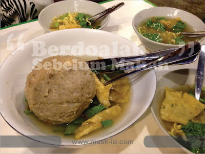 Porsi Bakso Extra Klenger untuk 3 orang Alamak, Bakso Klengernya Besar Sekali ! | Mask-ID.com
