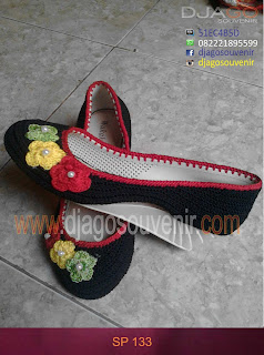 Sepatu Rajut hak 5Cm Sepatu rajut motif biasa ada 3 bunga dangan hak tinggi kurang lebih 5 Cm
