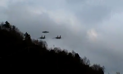 ovni escoltado por 2 aviones militares