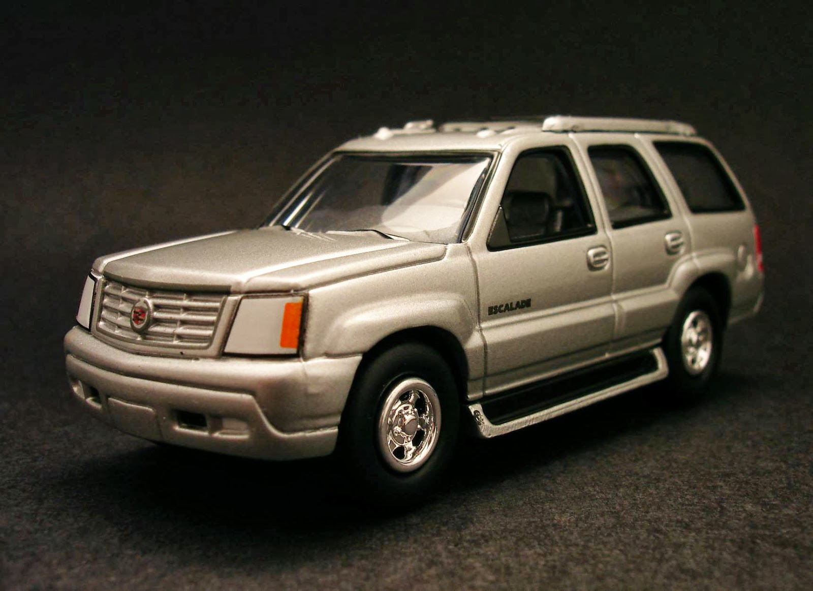 Diecast Hobbist 2004 Cadillac Escalade