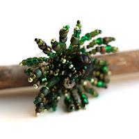 Крупное темно-зеленое кольцо из бисера. Уникальный авторский дизайн