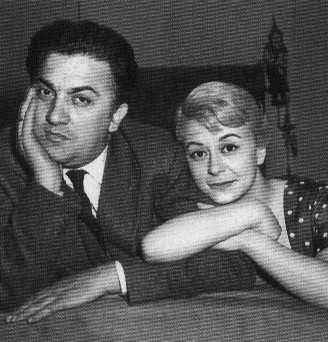 Federico Fellini con la moglie Giulietta Masina, protagonista de La strada nei panni di Gelsomina