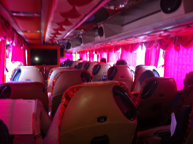 Muy decorado nuestro bus, parece una despedida de soltero Muy decorado nuestro bus, parece una despedida de soltero