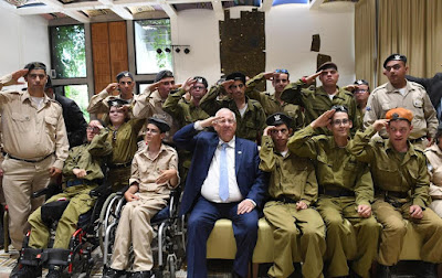 Presidente de Israel, Reuven Rivlin honra 30 Soldados com deficiência Coisas Judaicas