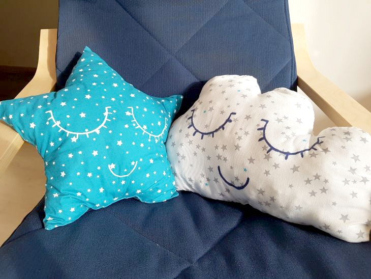 coussin nuage et etoile pour chambre de bébé