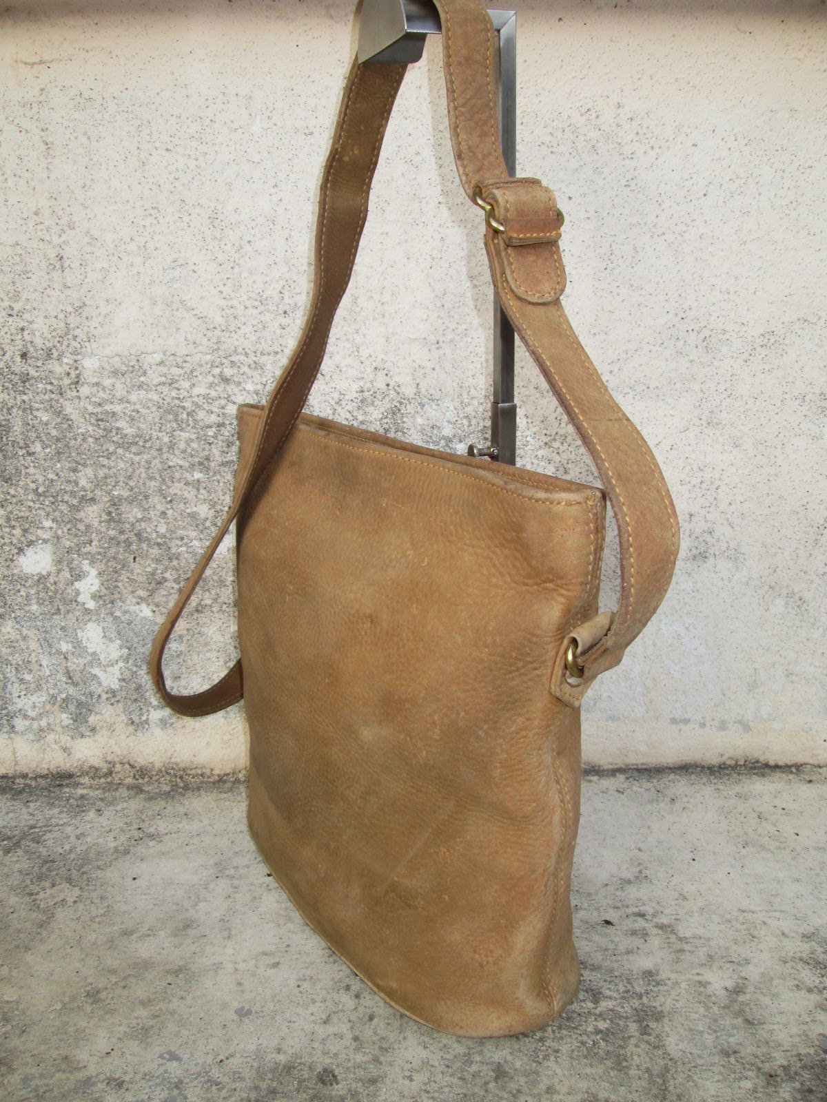 d0rayakEEbaG: Authentic Coach Cowhide Leather Crossbody/Sling Bag(SOLD)