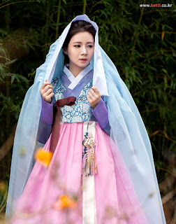 Hanbok outdoor photoshoot with veils (쓰개치마 = sseugaechima) Bettl Hanbok (베틀한복) studio | www.meheartseoul.blogspot.com