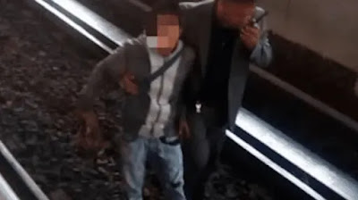 Intenta robar celular y cae a las vías del Metro
