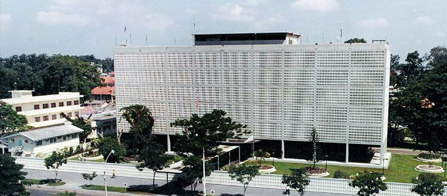 Посольство ханой. Американское посольство в Сайгоне. Американское посольство в Сайгоне сейчас. Здание посольства США во Вьетнаме в 1975 году.