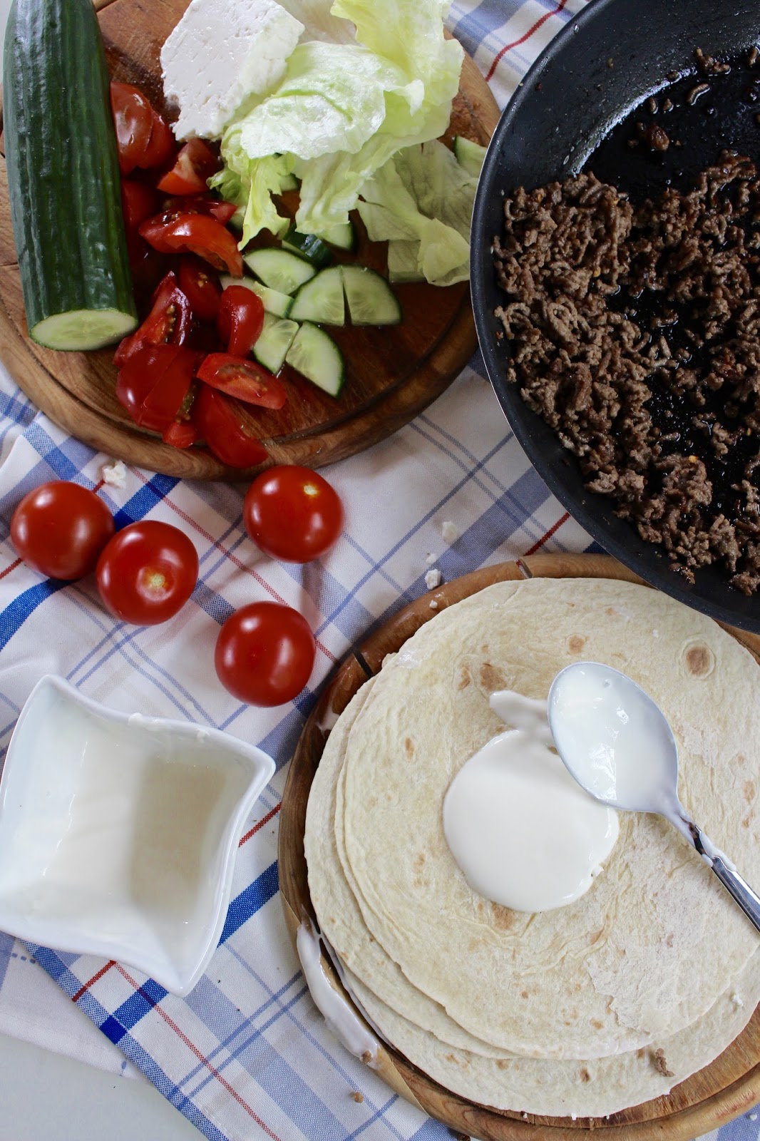 Tortilla Wraps mit pikantem Rinderhack, Tomaten, Gurke und Schafskäse ...