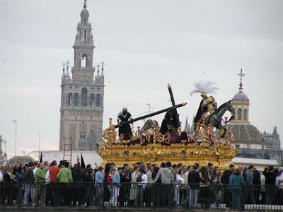 Resultado de imagen de Hermandad de la Esperanza de Triana en la Semana Santa 2005