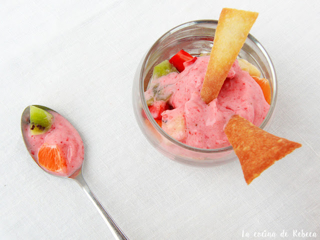 Ensalada de frutas con helado exprés y crujiente de piñones