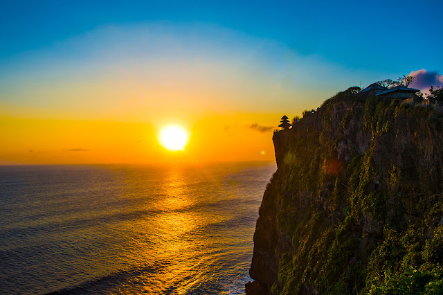 Sunset at ULUWATU TEMPLE for your things to do in Bali holidays